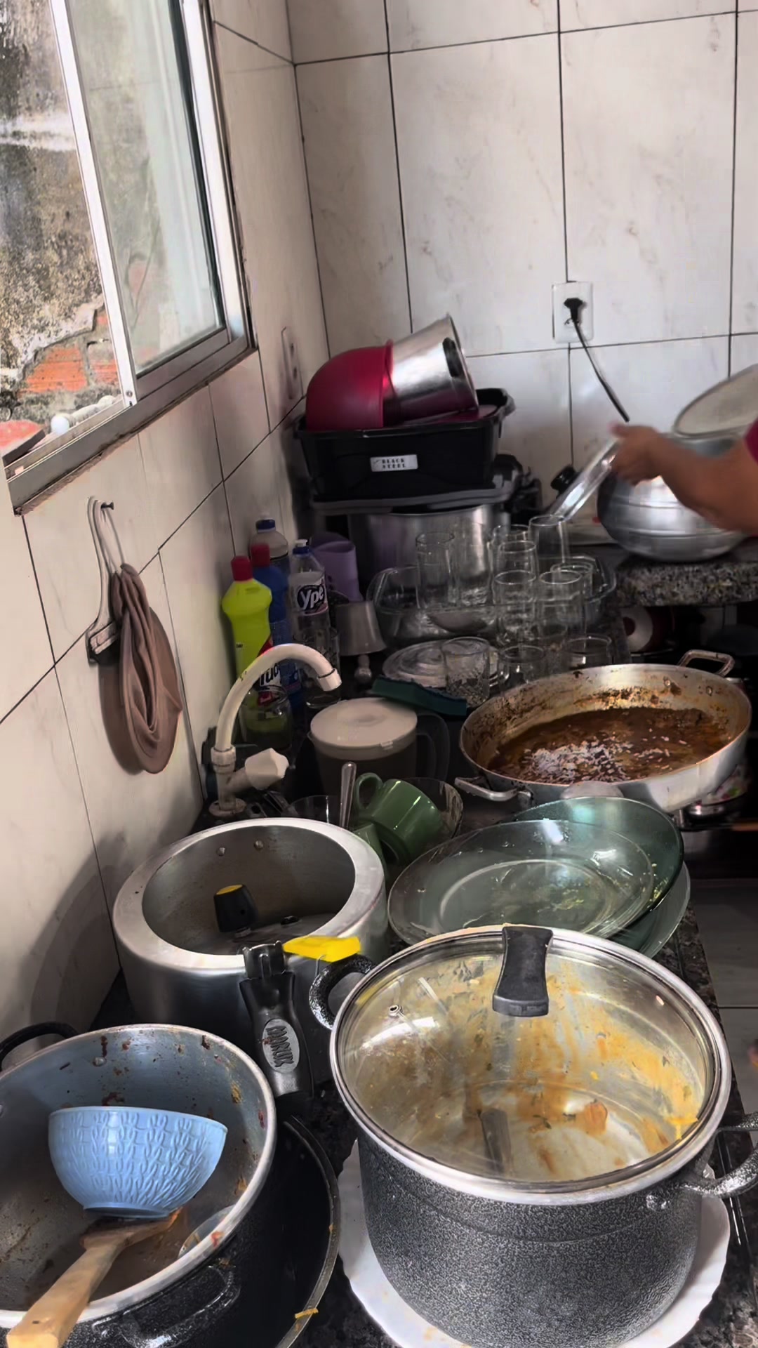 Pia vazia e falta de água no bairro Nova Três Marias